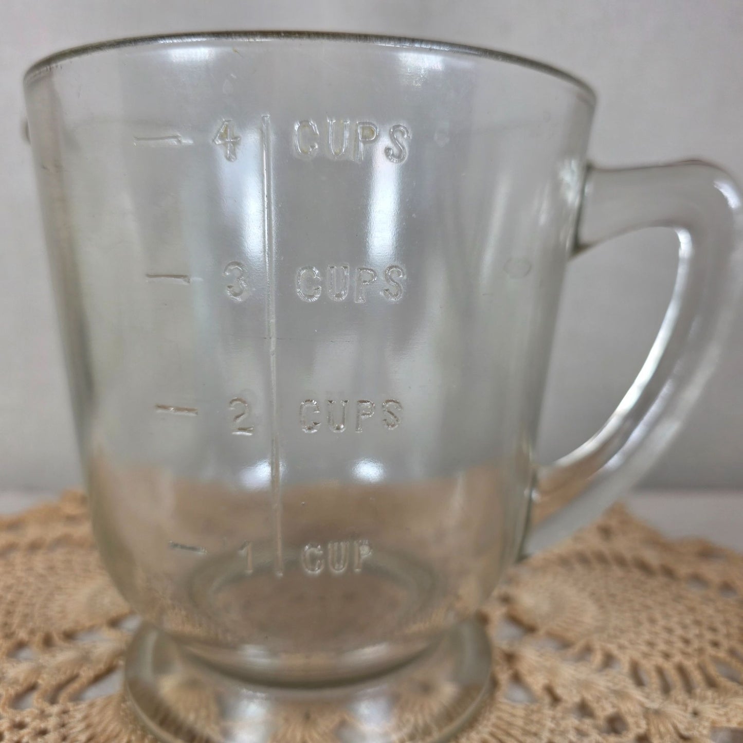 Vintage A&J Hand Crank Egg Beater 4 Cup Glass Measuring Jar Green Wood Handle