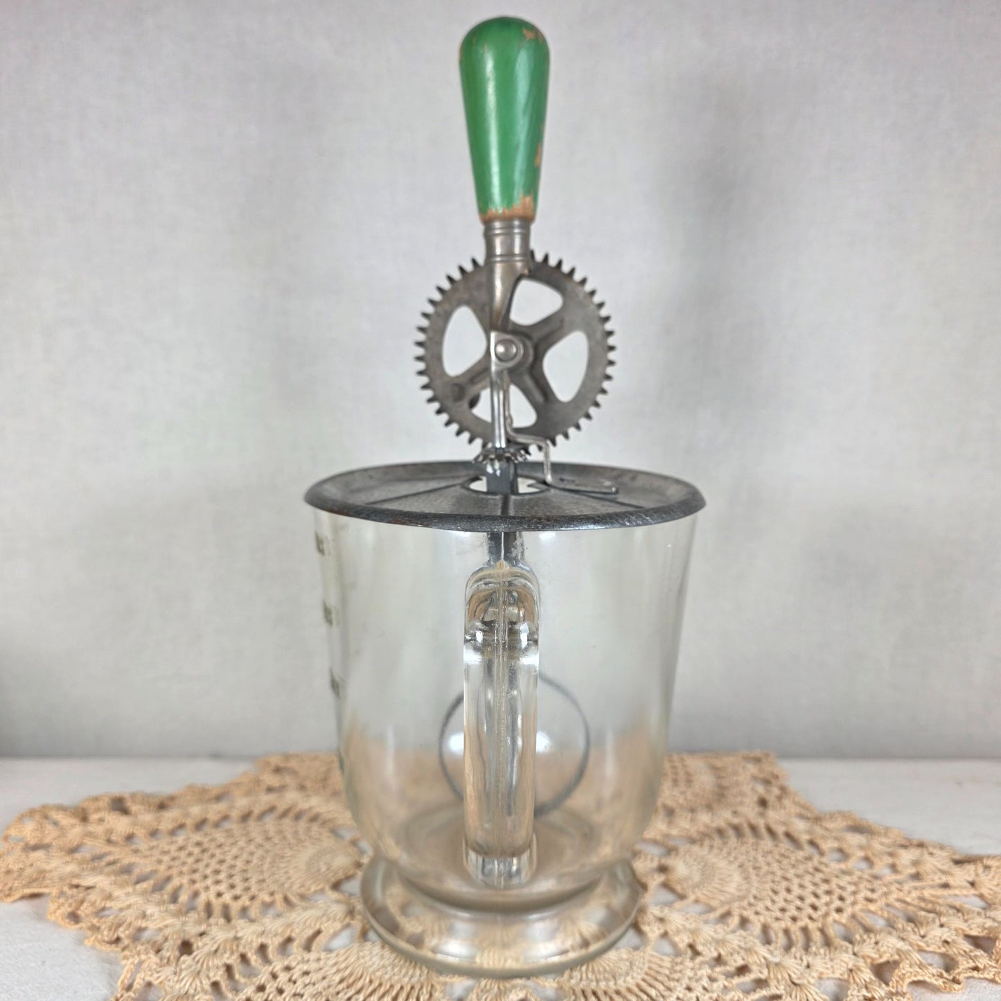 Vintage A&J Hand Crank Egg Beater 4 Cup Glass Measuring Jar Green Wood Handle