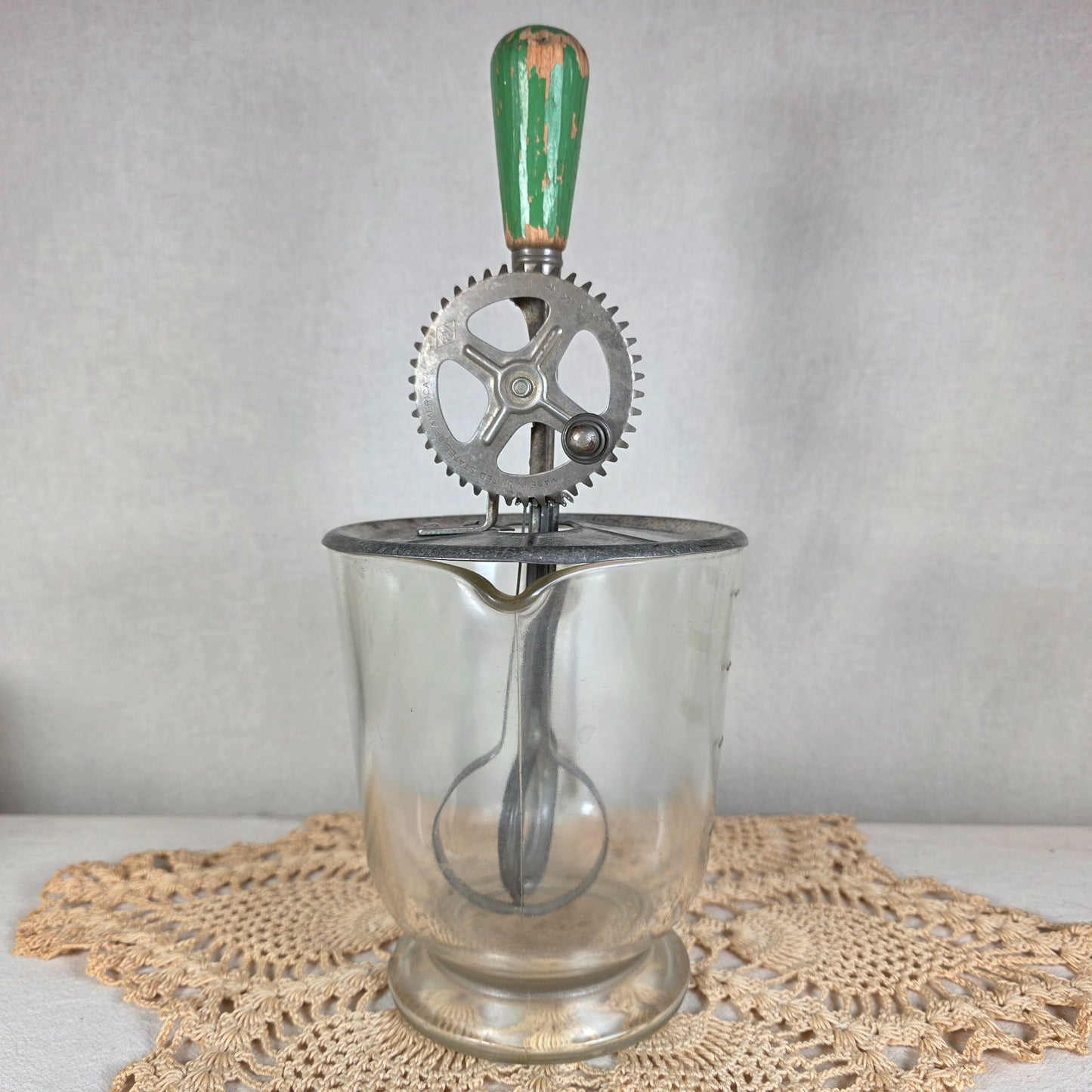 Vintage A&J Hand Crank Egg Beater 4 Cup Glass Measuring Jar Green Wood Handle
