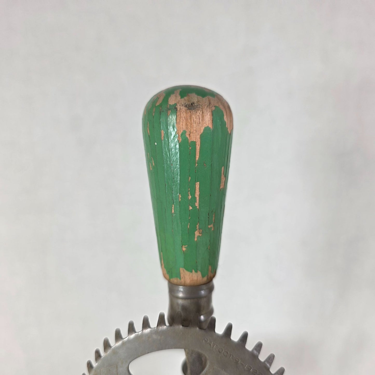 Vintage A&J Hand Crank Egg Beater 4 Cup Glass Measuring Jar Green Wood Handle