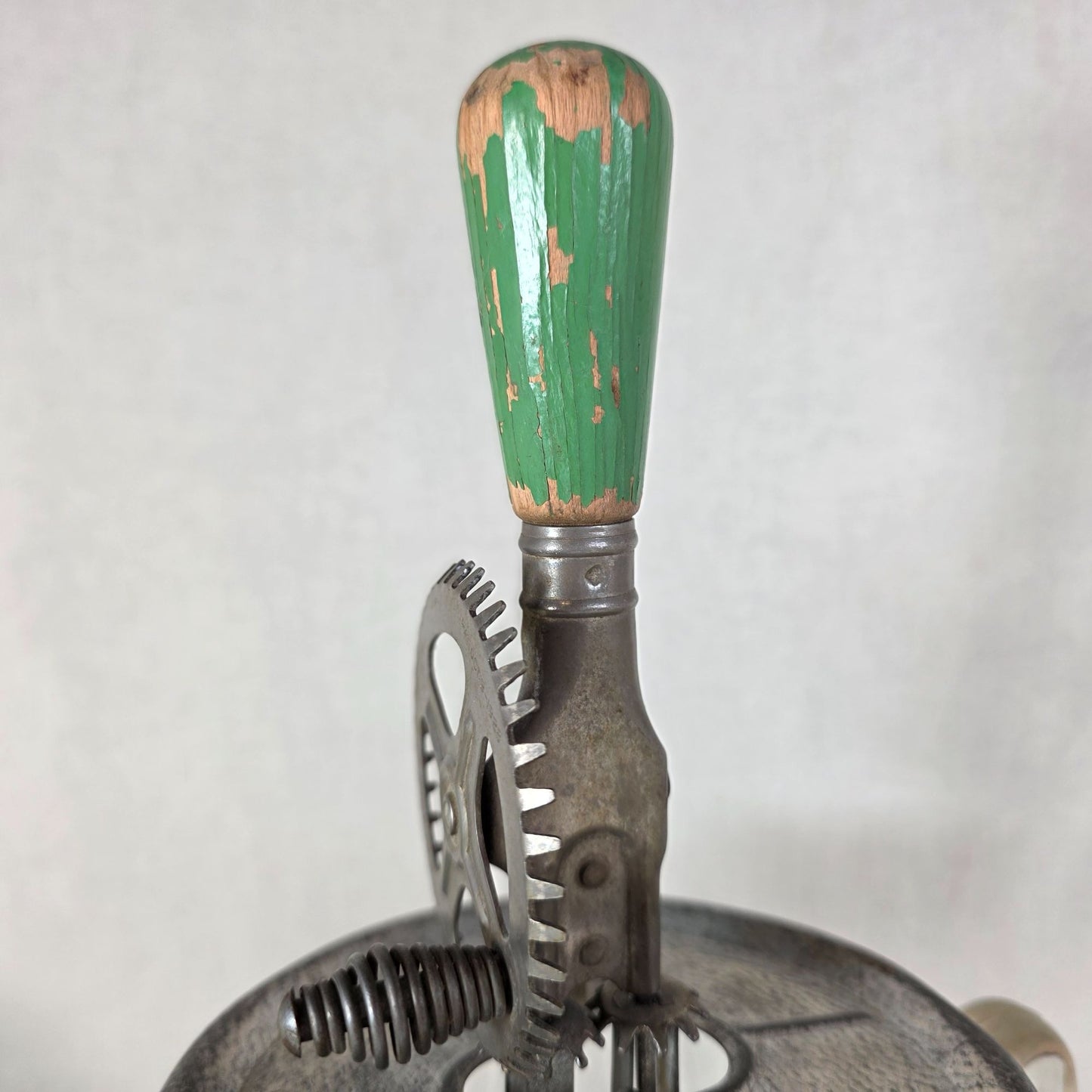 Vintage A&J Hand Crank Egg Beater 4 Cup Glass Measuring Jar Green Wood Handle