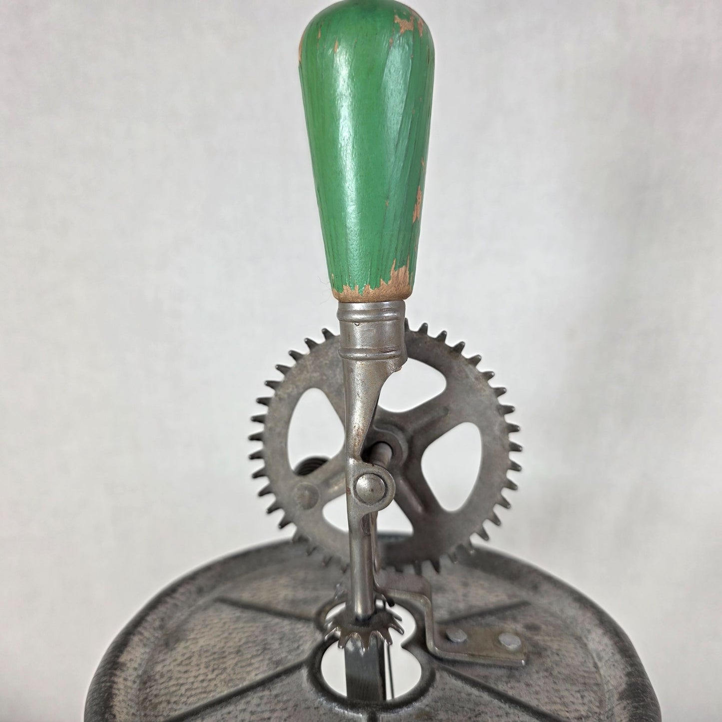 Vintage A&J Hand Crank Egg Beater 4 Cup Glass Measuring Jar Green Wood Handle