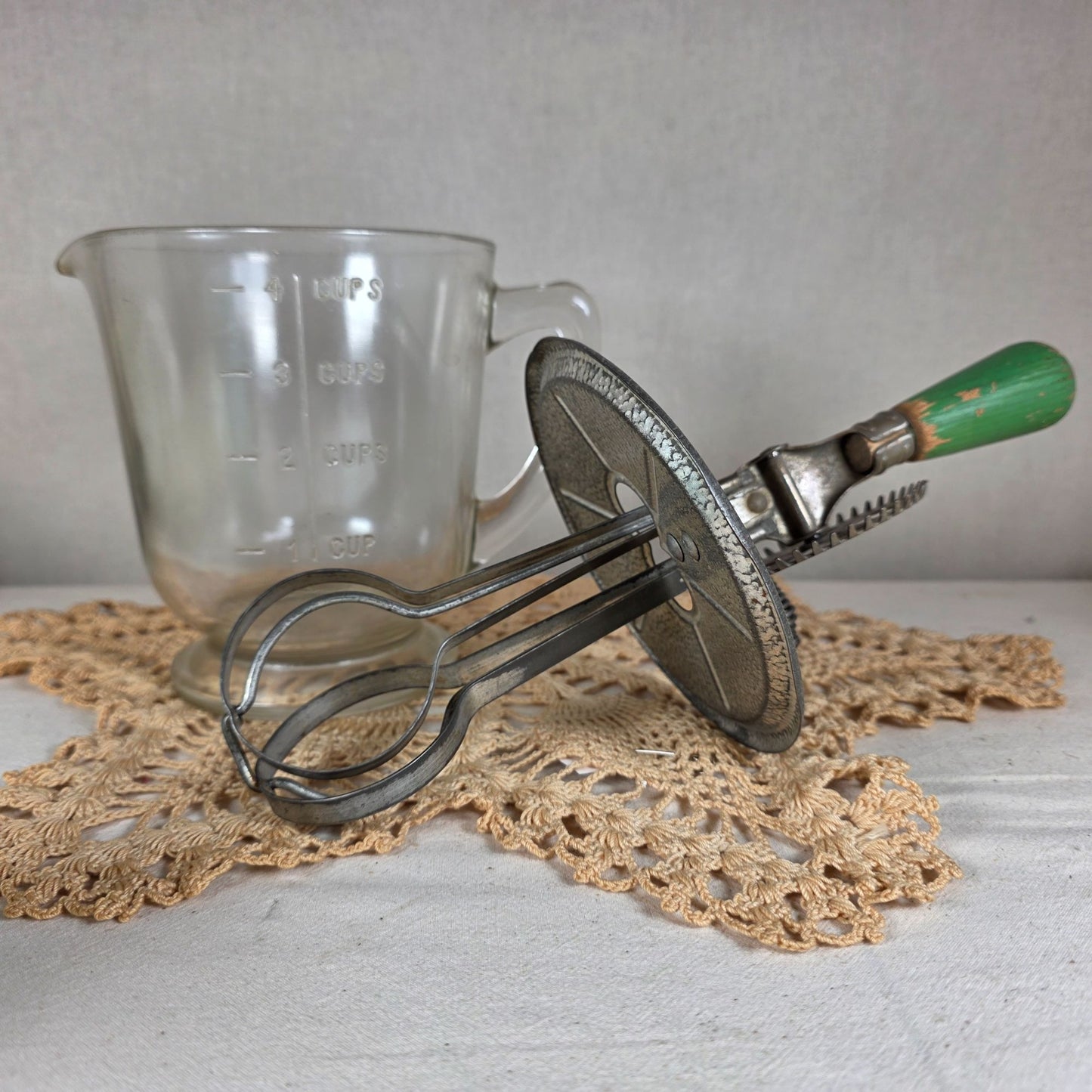 Vintage A&J Hand Crank Egg Beater 4 Cup Glass Measuring Jar Green Wood Handle